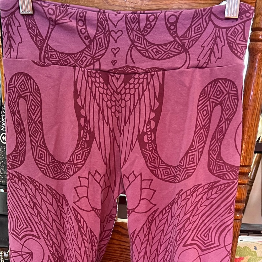 Divinitree Designs, handmade in Bali, Indonesia. Size M, capri cut fun leggings